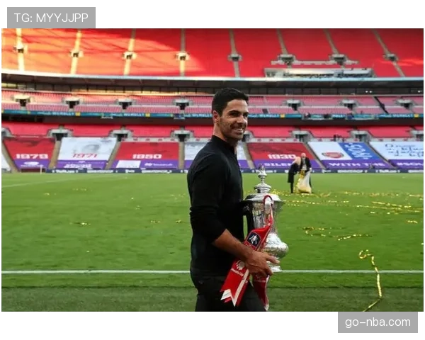 战术对比：瓜迪奥拉的“边后卫中场化”与阿尔特塔的“边后卫内收化”异同